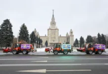 Москва эффективно убирает снег вакуумными машинами и погрузчиками moskva effektivno ubiraet sneg vakuumnymi mashinami i pogruzchikami-urbandigest-ru-0