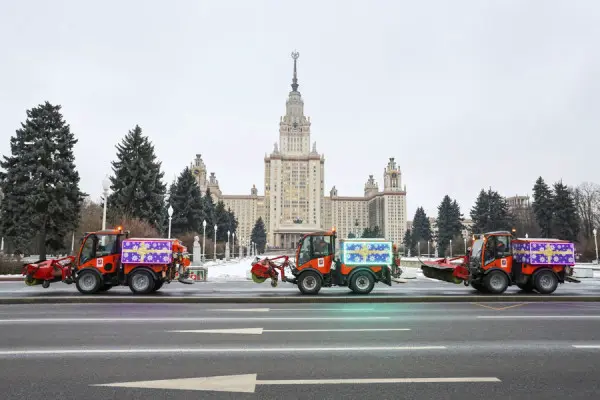 <strong>Вакуумная электрическая подметально- уборочная машина ЗИСМ ВКМ 2020Э.</strong>Предназначена для круглогодичного использования. Зимой используется с фронтальной щеткой<br />и разбрасывателем твердого реагента. Очищает тротуары и территории около домов, раскидывает противогололедные материалы. (Департамент жилищно-коммунального хозяйства Москвы)