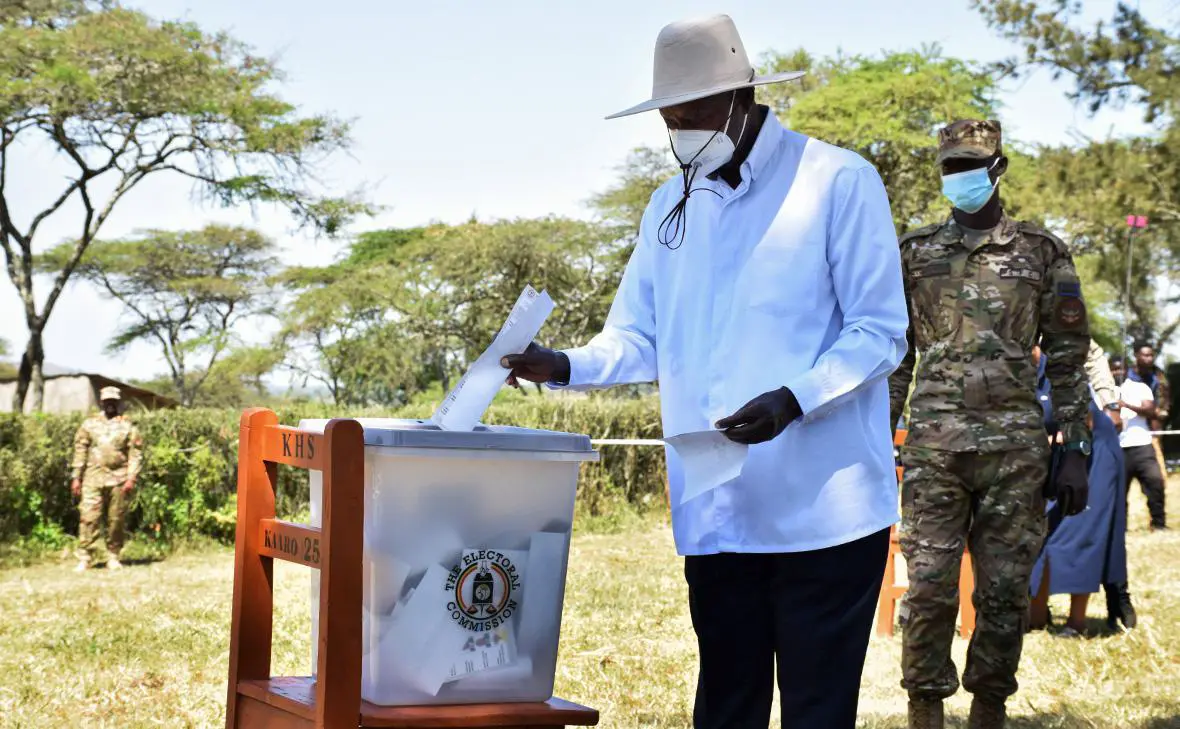 Йовери Мусевени голосует в средней школе Кааро в Рвакитуре, Уганда, 15 января 2026 г. (Reuters)