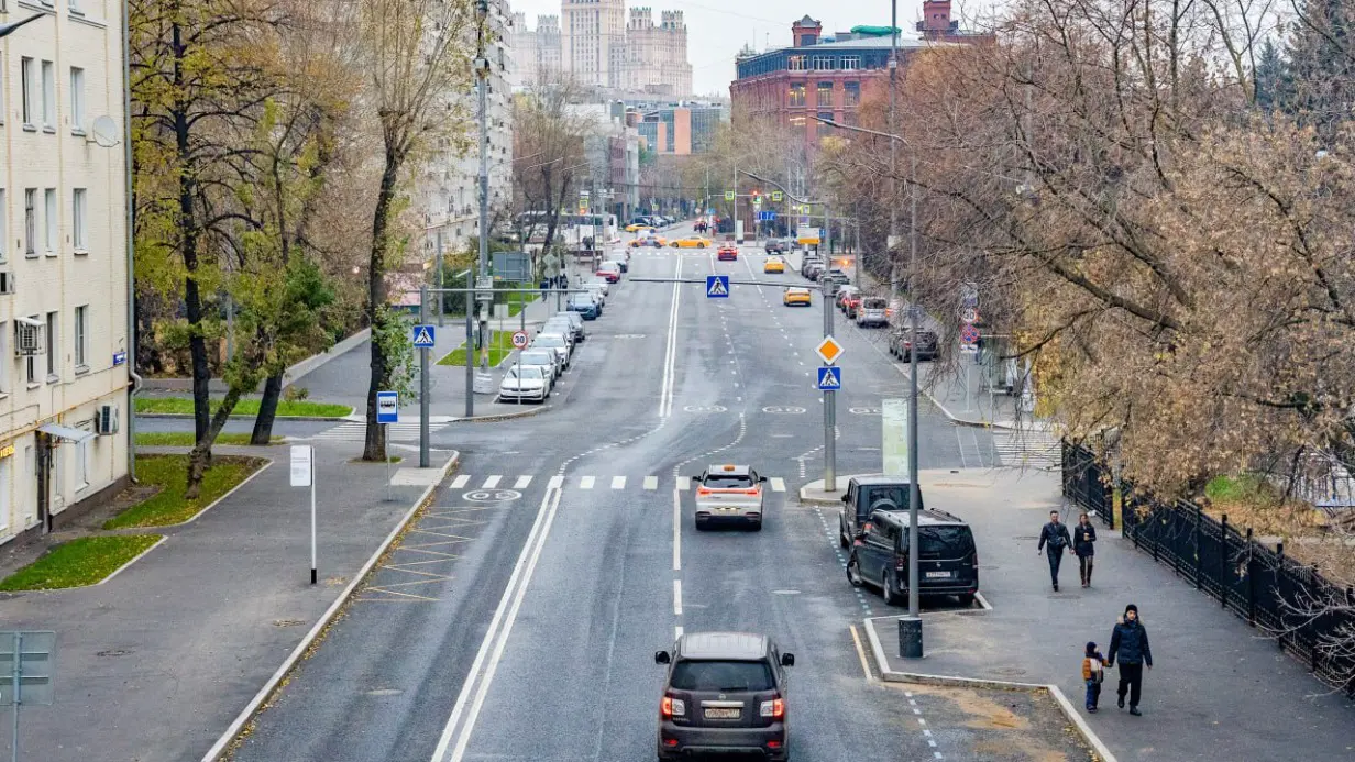 Мантулинскую улицу и проезд вдоль парка «Красная Пресня» благоустроили в Москве