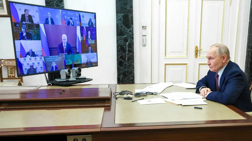 Продление работы детсадов и яслей, поддержка семей и штрафы для застройщиков: что обсудил Путин с правительством