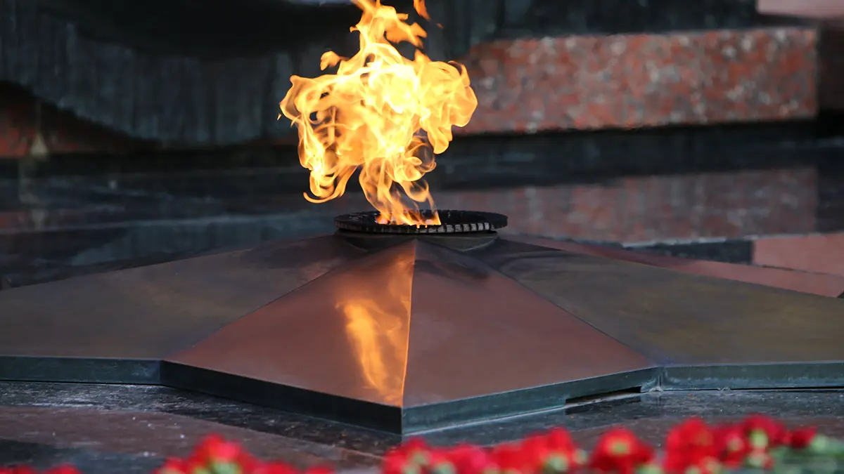 Дело завели на мужчину, распивавшего спиртное на Вечном огне в Екатеринбурге