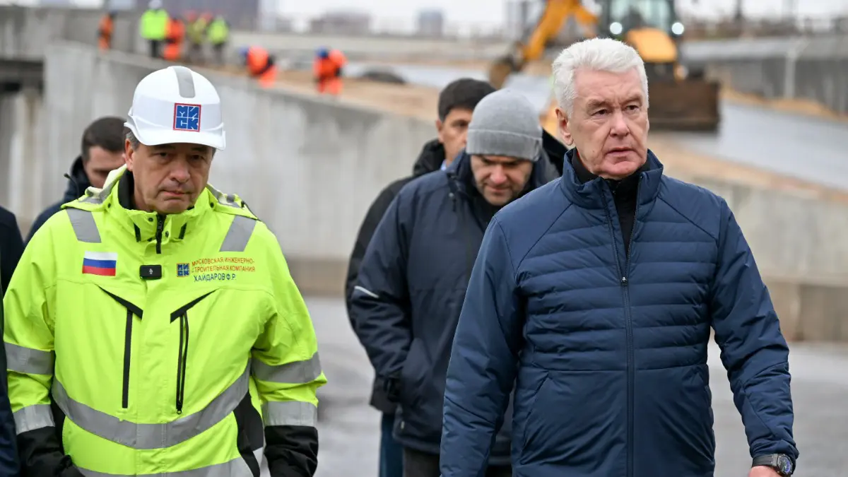 Мэр Москвы Сергей Собянин и гендиректор компании-подрядчика Фарит Хайдаров осмотрели ход строительства дорог на севере города