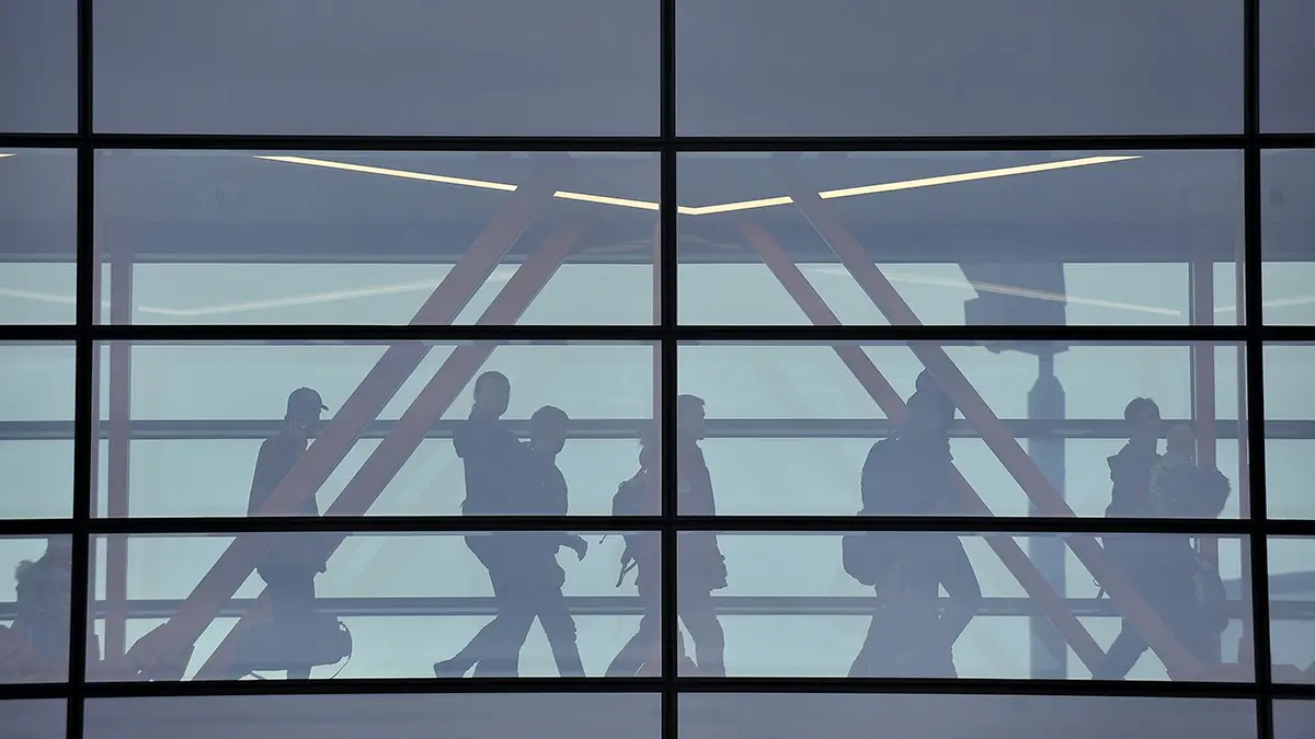 Украинку не пустили в самолет в Варшаве из-за надписи «бомба» на лбу