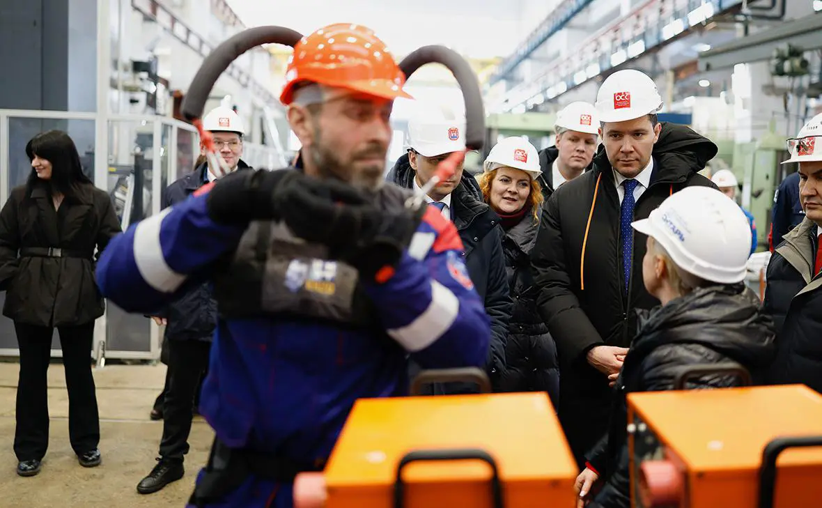 Демонстрация пилотного проекта Экзоскелет Министру промышленности и торговли Российской Федерации Антону Алиханову (справа) (Минпромторг России)