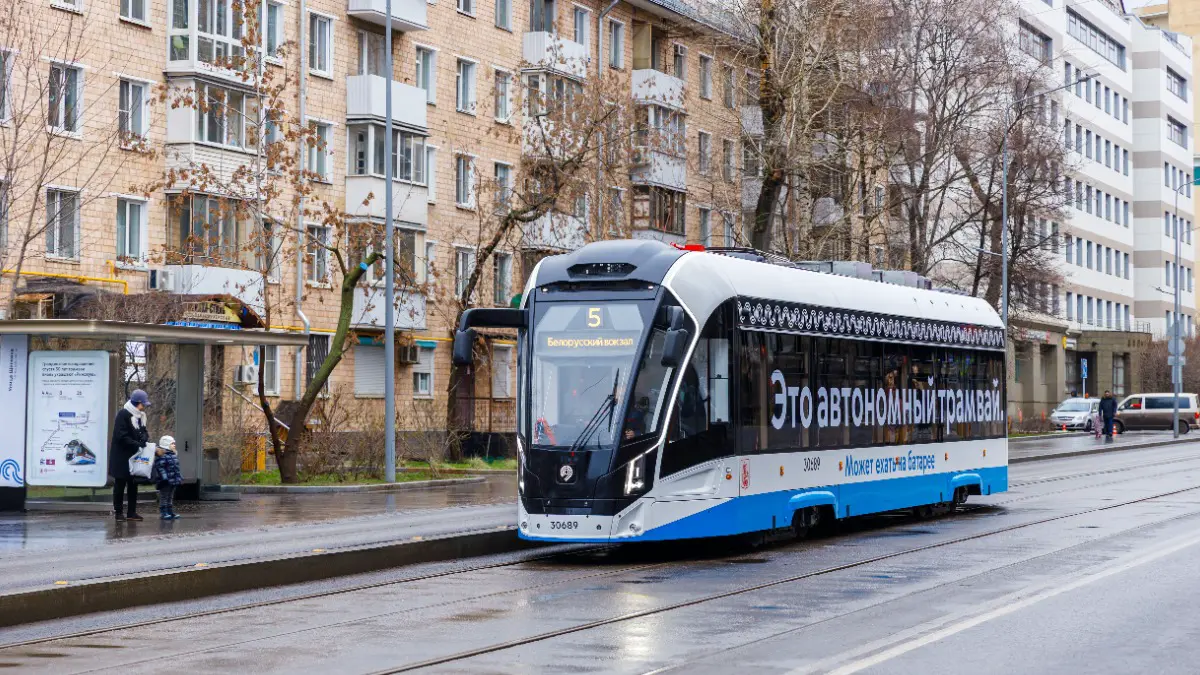 Более 100 приподнятых платформ обустроили на трамвайных остановках Москвы за год  