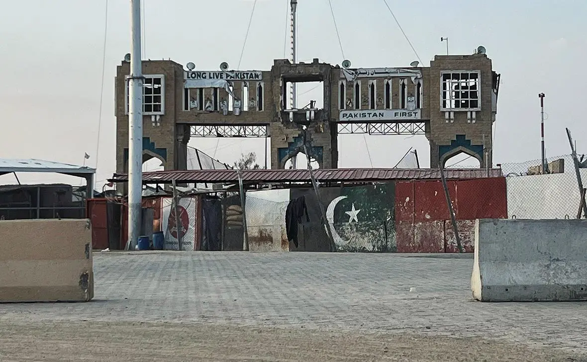 Опустевшие Ворота Дружбы после перестрелки между пакистанскими и афганскими силами на пограничном переходе между двумя странами в Чамане, Пакистан (Abdul Khaliq Achakzai / Reuters)