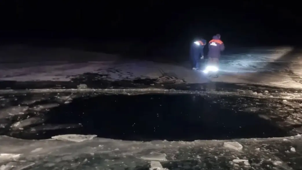 Автомобиль провалился под лед на Байкале, погибли два человека