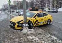 Таксист попал в ДТП на пересечении Нахимовского и Одесской улиц taksist popal v dtp na peresechenii nahimovskogo i odesskoj ulicz-urbandigest-ru-0