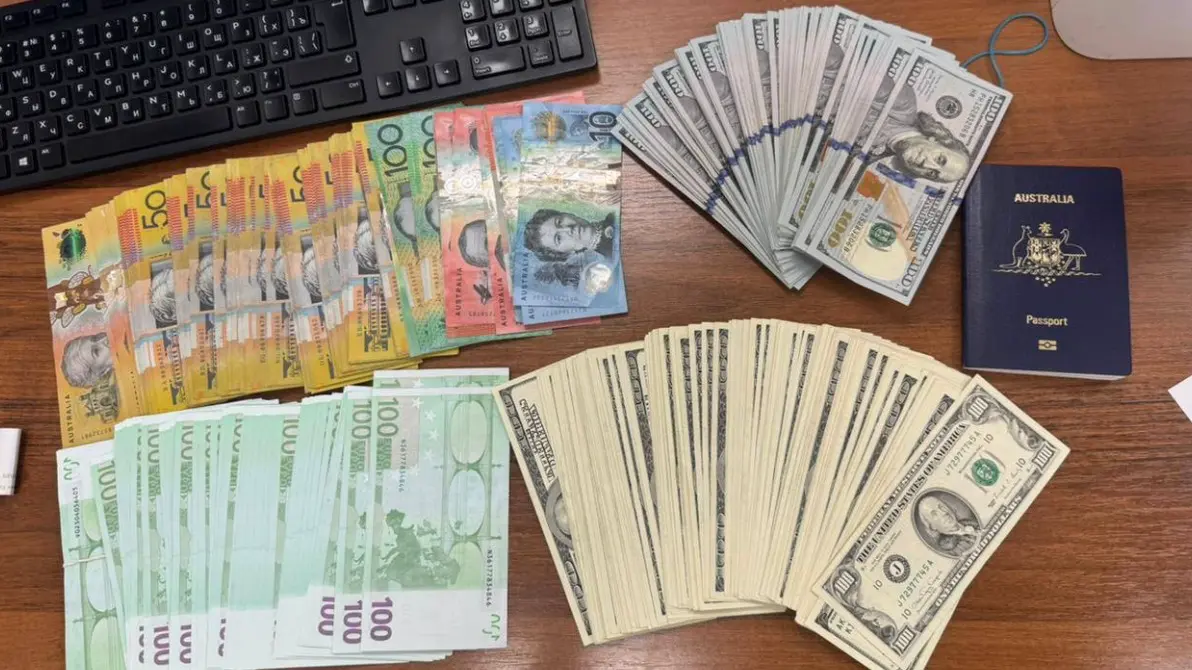 Австралиец хотел вывезти из РФ в Китай больше 35 тысяч долларов, его задержали