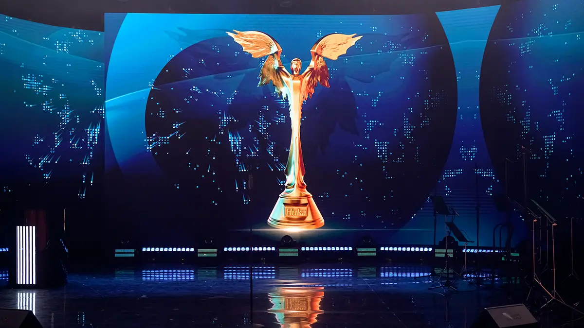 Слепили из того, что было: стилист разобрала образы звезд на кинопремии «Ника»