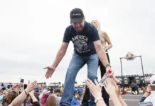 chak norris ulybaetsya zhizni na gavajyah nesmotrya na gospitalizacziyu-urbandigest-ru-0