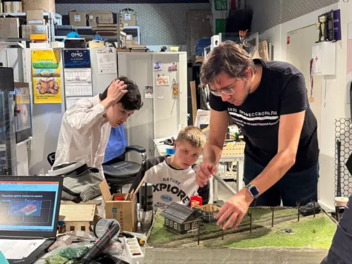 Денис Паслер поддерживает молодые профессиональные кадры Абилимпикса Свердловской области-0