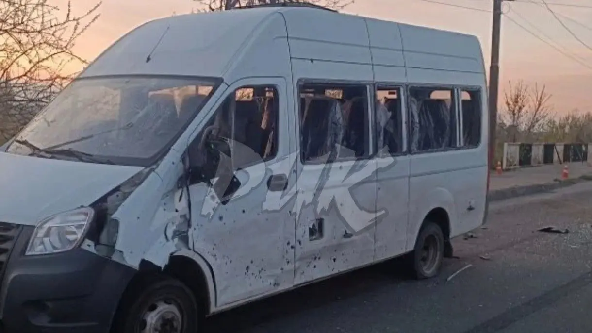 Украинский дрон атаковал маршрутку в Горловке, ранен водитель