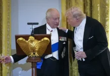 karl  vruchil trampu ryndu s legendarnogo  -urbandigest-ru-0