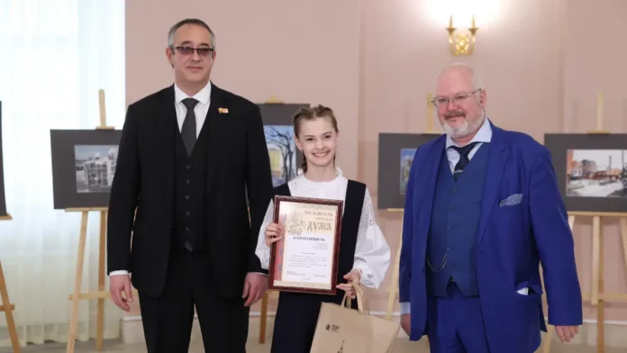 mosgorduma chestvuet yunyh hudozhnikov shaposhnikov i shumenko na vystavke-urbandigest-ru-0