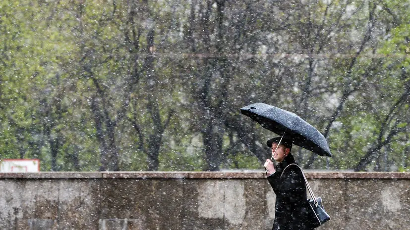 «Погодные качели»: москвичей предупредили о мокром снеге и похолодании после волны тепла