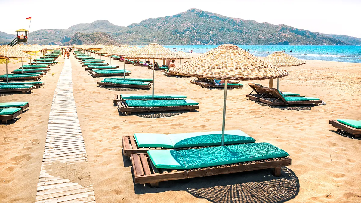 Власти Греции запретили лежаки на пляжах страны