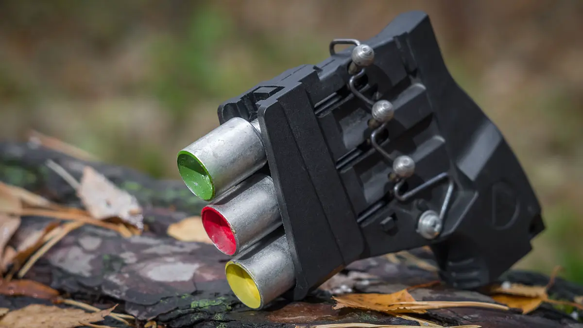 Shot: Школьник запустил сигнальную ракету в одноклассницу в Петербурге