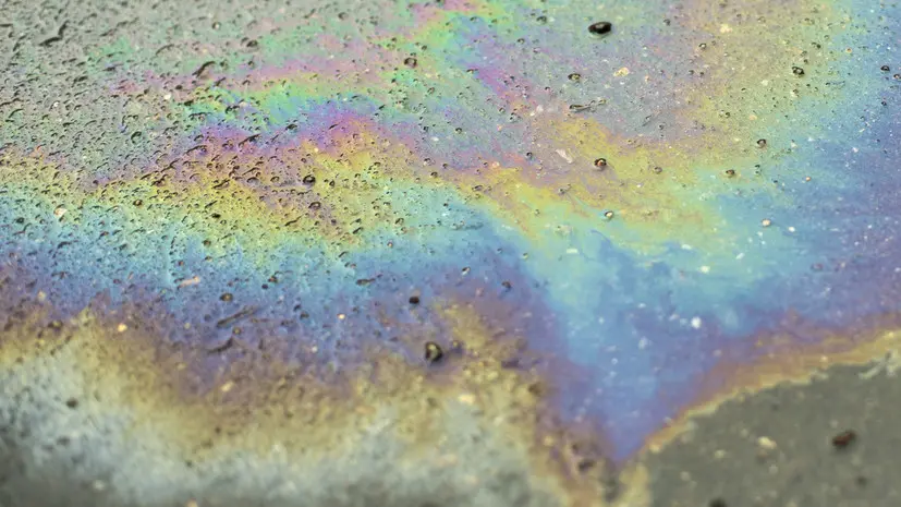 Пятно нефтепродуктов заметили в 11 км от берега Анапы