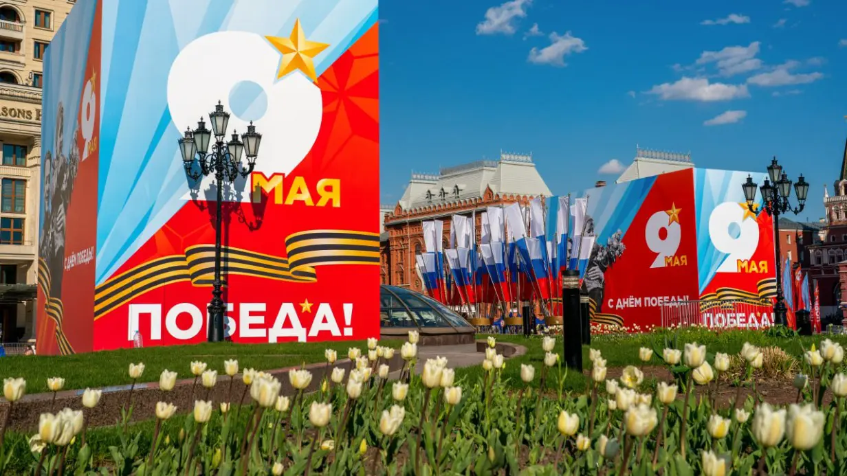 Первые тюльпаны распустились на клумбах Москвы