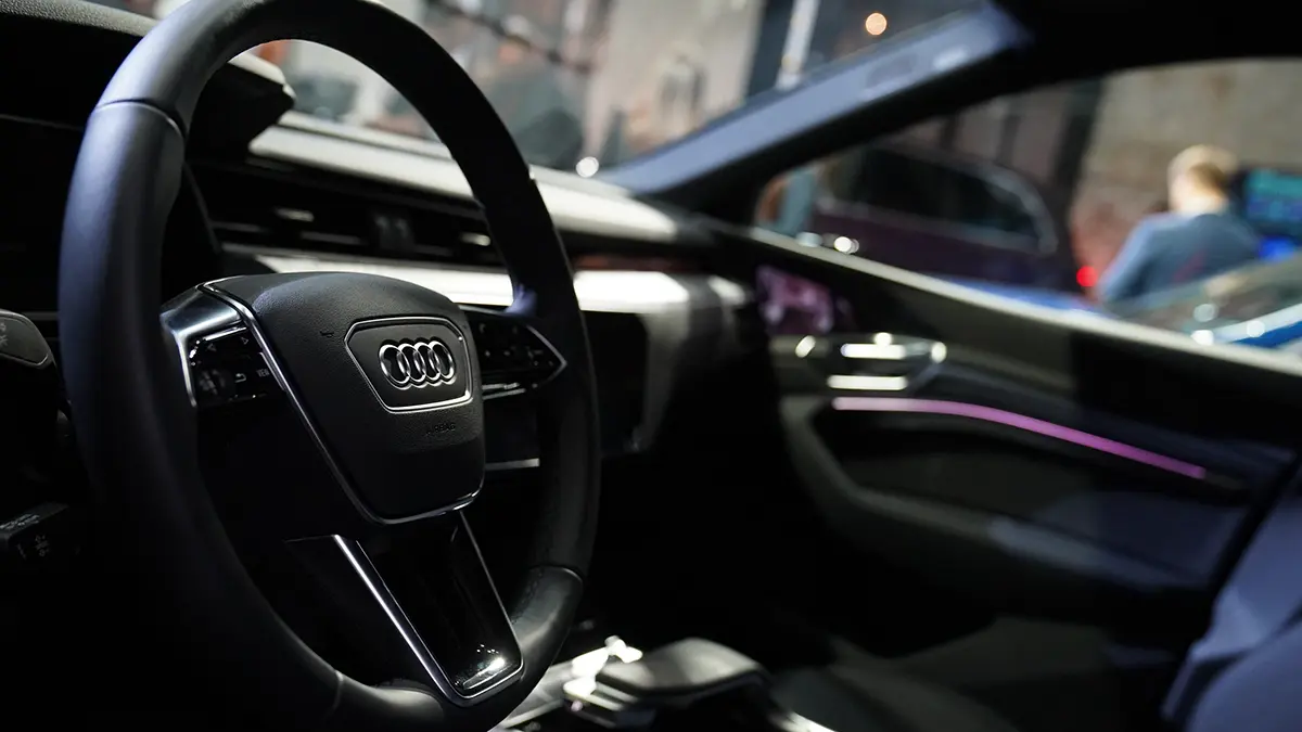Shot: Подозрительную коробку под днищем Audi нашли в автосалоне в Москве