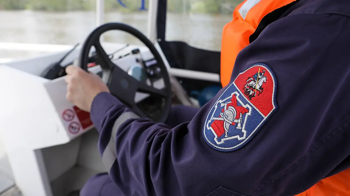 Мужчину спасли после падения с Новоарбатского моста в центре Москвы
