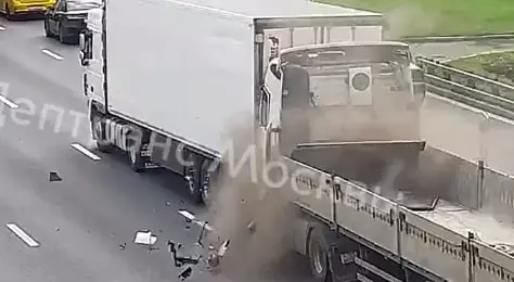 Два грузовика столкнулись на внутренней стороне 107-го километра МКАД: видео