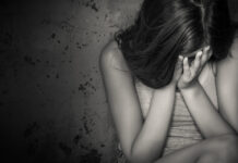 Тюменский суд вынес решение по делу о ложных показаниях в защиту обвиняемого Black and white grunge image of a teen girl crying