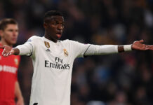 Курьезный момент на церемонии вручения престижной футбольной награды be174e38-94de-4b0a-bcd5-323c7d2542b9-677328ca