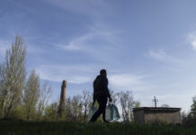 Трагический инцидент на церемонии прощания с героем специальной военной операции 476d0dfd-7b06-4f75-8240-59c37c9d1bca-678a4557