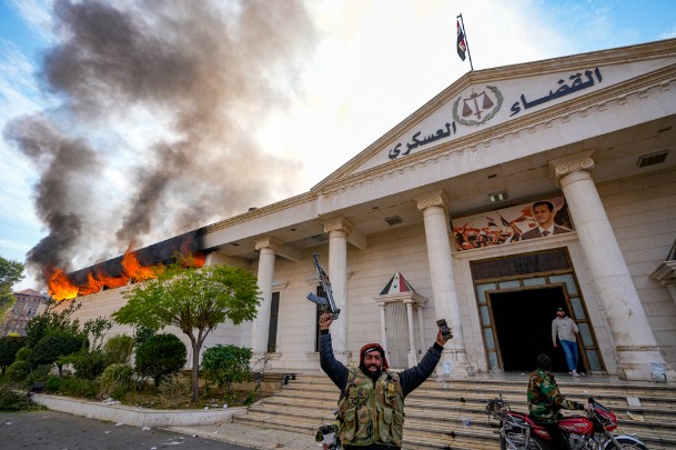 В ночь на 8 декабря вооруженная сирийская оппозиция захватила столицу страны Дамаск. Отряды практически беспрепятственно вошли в город и заняли президентский дворец