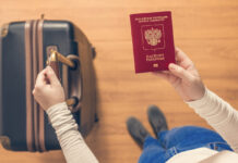 Россиянин добился справедливости и получил компенсацию за испорченный отпуск из-за ошибки в паспорте Top view of a girl with a suitcase and a Russian passport walking on the airport to passport control