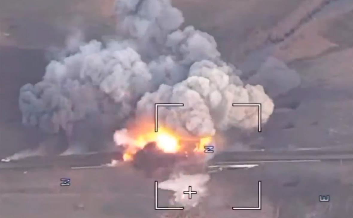 Момент уничтожения моста, через который происходило снабжение частей ВСУ, западнее города Курахово, 16 января 2025 года (Минобороны России / Telegram)