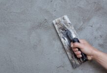 Театр Эрмитаж в Москве ждет масштабное обновление Plasterer renovating indoor walls