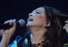 Развязная Азиза побила упустившую последний поезд Ротару 0d6918e9-2499-447d-96f5-b710e9cd836a-67c8f169