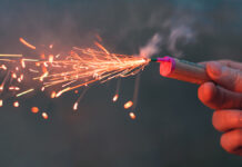 Новые правила продажи пиротехники защитят молодежь YoungManLightingUpFirecrackerInHisHandOutdoorsIn