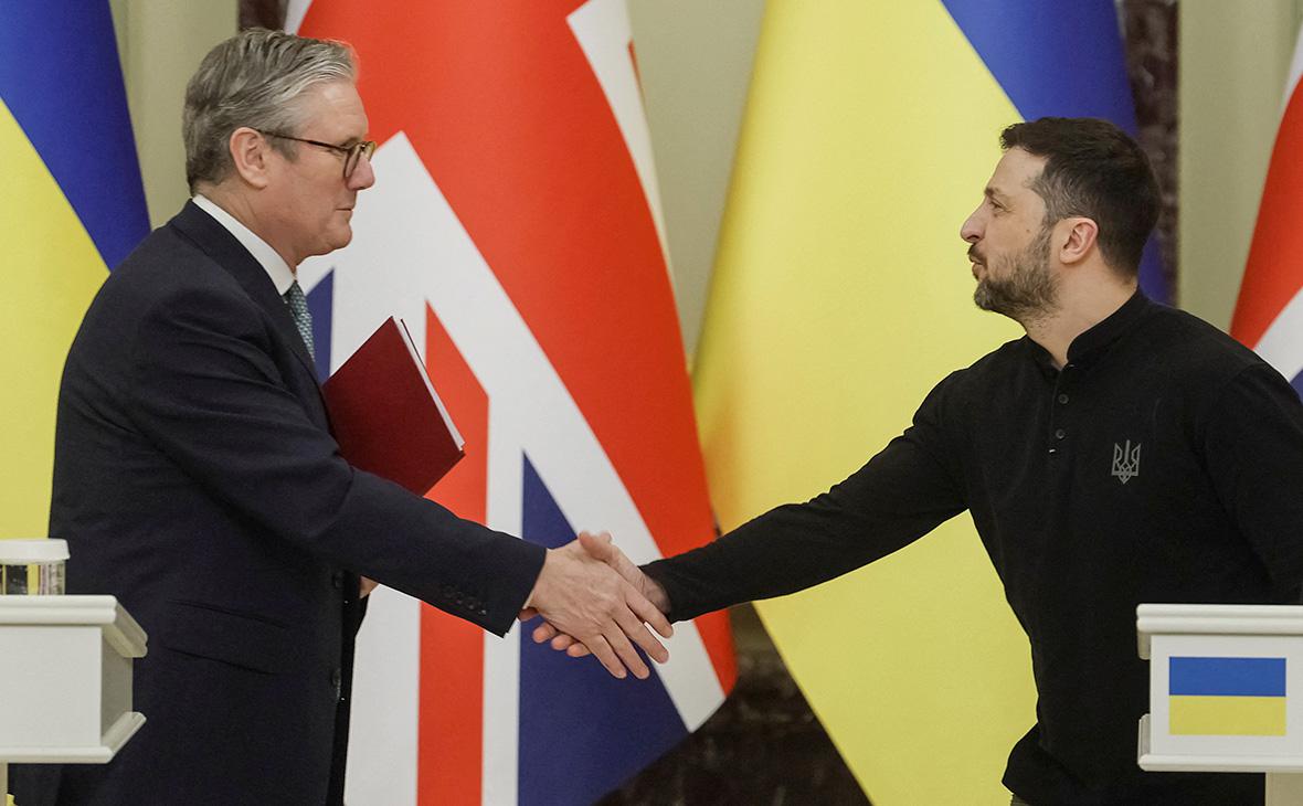 Кир Стармер и Владимир Зеленский после совместной пресс-конференции в Киеве, Украина, 16 января 2025 года (Глеб Гаранич / Reuters)
