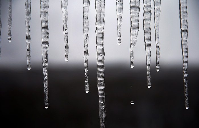 В администрациях 5 районов Петербурга идут обыски из-за падения сосулек на людей