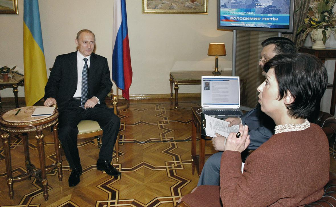 Владимир Путин (слева) во время выступления в прямом эфире украинского телевидения, 2004 год (Алексей Панов / ТАСС)