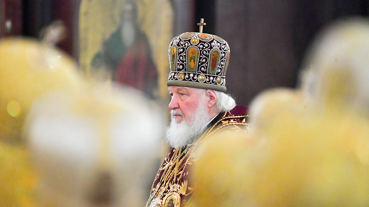 Патриарх Кирилл освятил нательные кресты и иконки для бойцов СВО