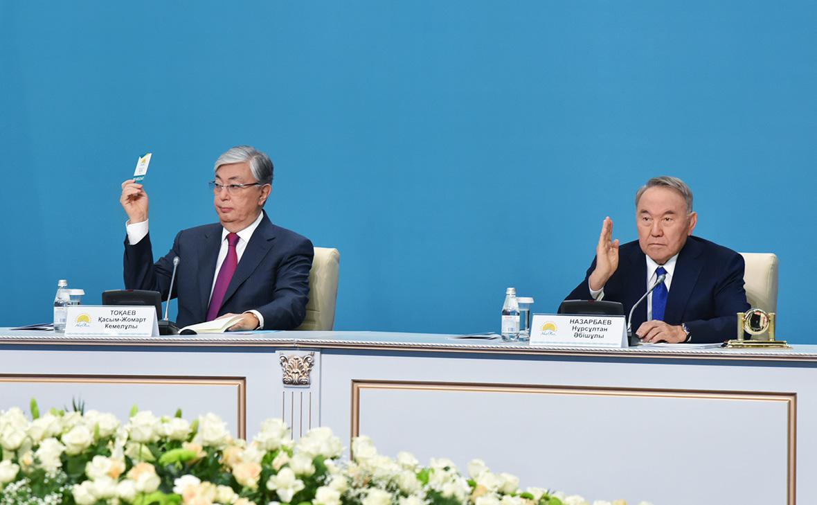 Касым-Жомарт Токаев и Нурсултан Назарбаев (Владислав Воднев / Sputnik / РИА Новости)