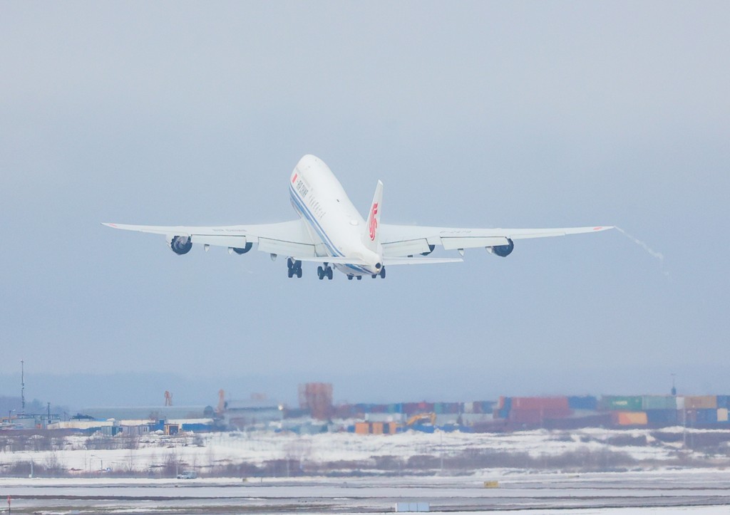 Несколько российских авиарейсов перенаправили из-за погодных условий