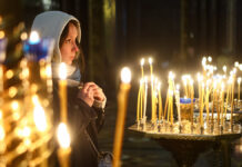 Священники пояснили верующим суть православных традиций поминовения усопших Патриаршее богослужение в Прощеное воскресенье в кафедральном соборном храме Христа Спасителя