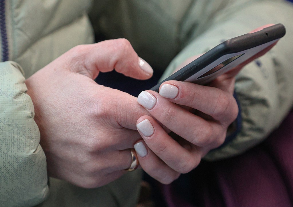 Россиян предостерегли от использования смартфона на морозе