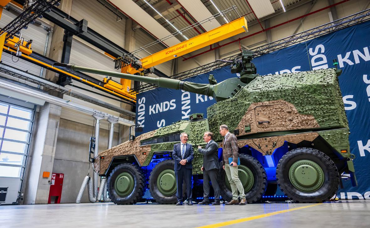 Борис Писториус (в центре) во время передачи первой самоходной артиллерийской установки RCH 155 Украине в производственных цехах производителя KNDS Deutschland GmbH Co. KG в Германии (Michael Kappeler / dpa / Global Look Press)