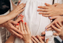 Пособие по беременности и родам достигнет рекордной суммы в 2024 году ManyGirlfriendsKeepTheirHandsOnTheBellyOfA