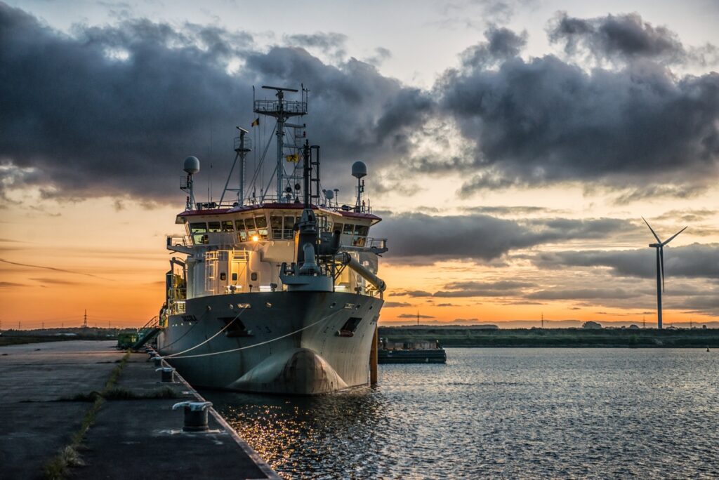 эсминец в океане