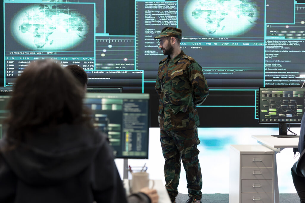 мужчина обсуждает стратегию