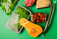 Упаковка и символы: как нами манипулируют Fresh vegetables in disposable plastic package